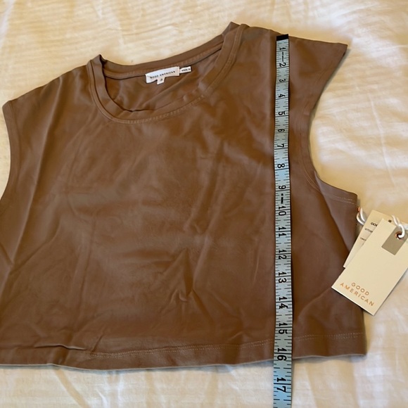 GOOD AMERICAN Essential Cropped Shoulder T-Shirt - Picture 9 of 9